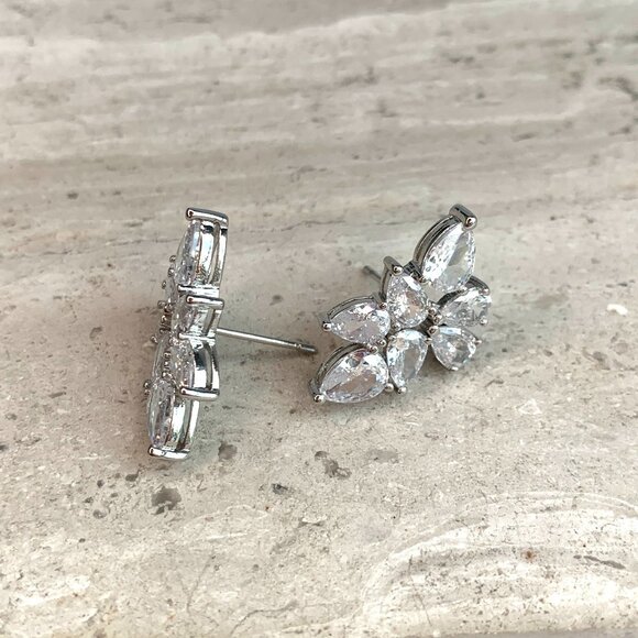 NEW~ Anthropologie Shashi Petite Fallen Leaf Stud Earrings - Picture 7 of 10